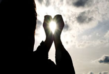 多特与NFL球队匹兹堡钢人建立合作关系：通过历史和传统团结起来.